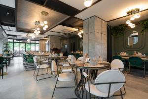 Un restaurante con mesas y sillas en una sala. en Best Western Plus Trabzon, en Trabzon