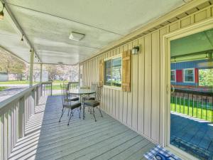 マギー・バレーにあるPerfect for Your Mountain Getawayのポーチ(テーブル、椅子付)