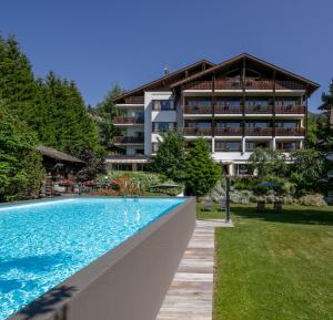 Bazén v ubytování Hotel La Prairie nebo v jeho okolí