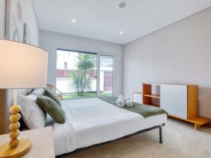 Postel nebo postele na pokoji v ubytování Vita Portucale ! Chic Luxe Villa with Saltwater Pool