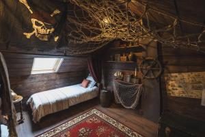 a room with a bed and a skull on the wall at 1 maison 5 décors de films cultes Minerva Studio 