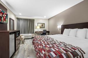 Кровать или кровати в номере Red Roof Inn Phoenix North - I-17 at Bell Rd