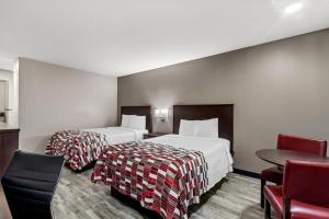 Кровать или кровати в номере Red Roof Inn Phoenix North - I-17 at Bell Rd