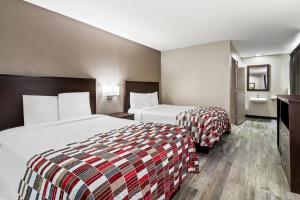 Кровать или кровати в номере Red Roof Inn Phoenix North - I-17 at Bell Rd