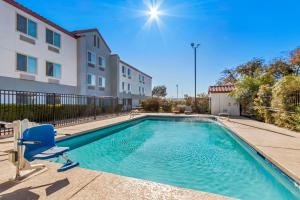 Bazén v ubytování Red Roof Inn Phoenix North - I-17 at Bell Rd nebo v jeho okolí