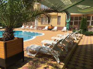 The swimming pool at or close to Beatris Family House Még 37 kép