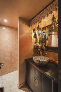 a bathroom with a sink and a shower at 1 maison 5 décors de films cultes Minerva Studio 