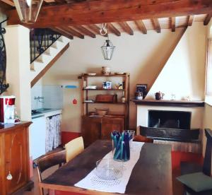 サルテアーノにあるAgriturismo Stiglianoのテーブルと暖炉のあるダイニングルーム