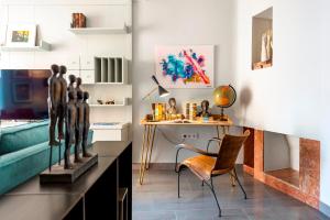 a living room with a desk and a chair at Genteel Home Albareda in Seville