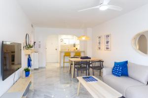 een woonkamer met een bank en een tafel bij Las Palmeras BlueFish in Benalmádena