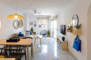 een woonkamer met een bank en een tafel bij Las Palmeras BlueFish in Benalmádena
