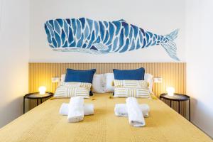 een slaapkamer met een groot bed met een vis aan de muur bij Las Palmeras BlueFish in Benalmádena +24 foto's