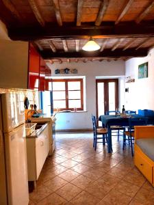 una cucina e una sala da pranzo con tavolo e sedie di bilocale in centro a capoliveri a Capoliveri
