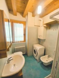Bilik mandi di Beautiful apartment in Zoldo Alto Dolomites