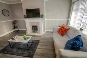 a living room with a couch and a fireplace at Spacious 3BR in Warrinton - Ideal for Contractors in Warrington