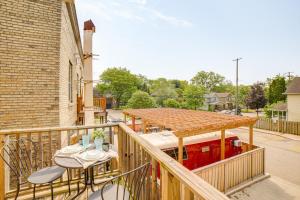 グランドラピッズにある1 Mi to Dtwn Grand Rapids Chic Condo with Balcony!の通りに面したテーブルとボートのあるバルコニー