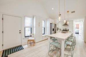 グランドラピッズにある1 Mi to Dtwn Grand Rapids Chic Condo with Balcony!のテーブルと椅子のあるキッチンとダイニングルーム