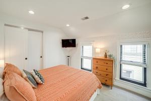 グランドラピッズにある1 Mi to Dtwn Grand Rapids Chic Condo with Balcony!のベッドとドレッサーと窓のある寝室