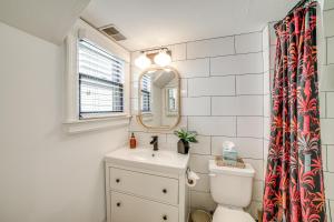 グランドラピッズにある1 Mi to Dtwn Grand Rapids Chic Condo with Balcony!の洗面台、鏡、トイレ付きのバスルーム +23枚の写真