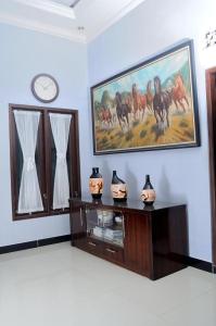 Fotografie z fotogalerie ubytování Shrine Guest House v destinaci Adi Sutjipto + 17 fotografií