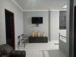 TV a/nebo společenská místnost v ubytování Shrine Guest House