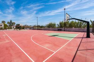 Tenis alebo squash v ubytovaní Gaia Garden alebo jeho okolí