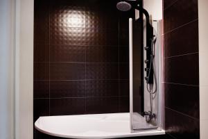 Ένα μπάνιο στο Lila apartament