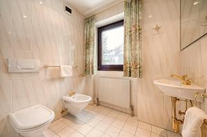Koupelna v ubytování Thermenwelt Hotel Pulverer