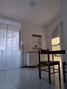 silla en una habitación con escritorio y ventana en La Casa Di Nonna Lucrezia, en Orsomarso 32 fotos más