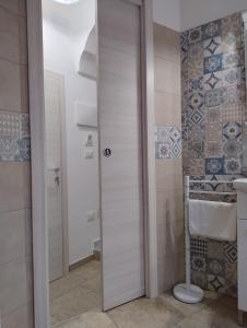 Un baño con ducha y WC. en La Casa Di Nonna Lucrezia, en Orsomarso