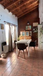 a living room with a table and chairs and a desk at Casa Refugio in General Pico