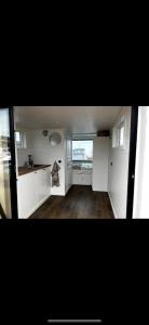 Kuchyň nebo kuchyňský kout v ubytování Houseboat in Karlskrona City
