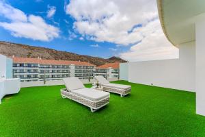 Cảnh núi rừng hoặc tầm nhìn ra núi từ căn hộ