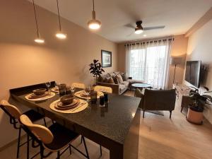una cucina e un soggiorno con tavolo e sedie di HUNAB Roma Apt - Pool, Coworking and Gym NEW a Città del Messico
