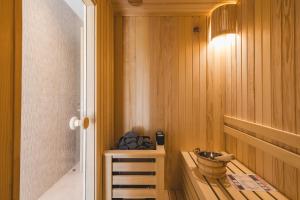 bagno con lavandino e parete in legno di Hotel Rezident a Žabljak