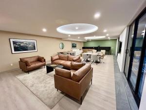 Area soggiorno di HUNAB Roma Apt - Pool, Coworking and Gym NEW
