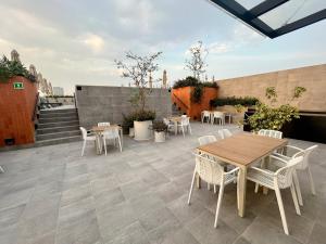 Balcone o terrazza di HUNAB Roma Apt - Pool, Coworking and Gym NEW