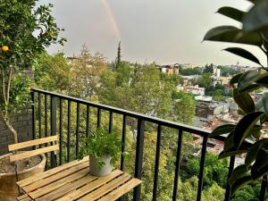 Balcone o terrazza di HUNAB Roma Apt - Pool, Coworking and Gym NEW