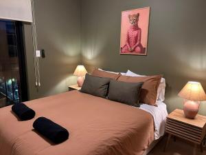 Letto o letti in una camera di HUNAB Roma Apt - Pool, Coworking and Gym NEW