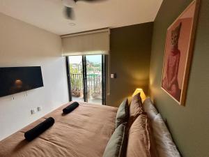 Letto o letti in una camera di HUNAB Roma Apt - Pool, Coworking and Gym NEW