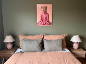 una camera da letto con un letto con un gatto che indossa un maglione rosa di HUNAB Roma Apt - Pool, Coworking and Gym NEW a Città del Messico