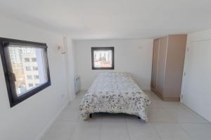 マル・デル・プラタにあるCheck and Home - Lamadrid - 4 Huéspedes a Estrenar con Amplia Terraza y Piletaの白い部屋(毛布付きのベッド付)