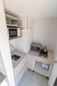 マル・デル・プラタにあるCheck and Home - Lamadrid - 4 Huéspedes a Estrenar con Amplia Terraza y Piletaのシンクと電子レンジのある小さなキッチン +8枚の写真