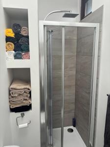 una ducha con puerta de cristal en un baño en Penmaenmawr Coastal Retreat, en Penmaen-mawr