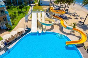 una imagen de un tobogán de agua en un complejo turístico en Kombo Beach Resort, en Serekunda