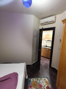 Un dormitorio con una cama y un baño con lavabo. en Porto Matrouh Chalet شاليه بورتو مطروح, en Marsa Matruh 7 fotos más