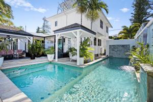 Bazén v ubytování Azur Byron Bay nebo v jeho okolí