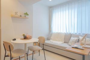 Predel za sedenje v nastanitvi SHIKA HOME 横滨中华街 高级公寓 适合家庭 多人 Luxury Family Living near Chinatown キッチン完備 家族やグループに落ち着きある空間