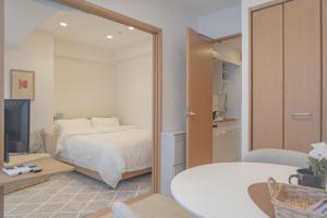 Postelja oz. postelje v sobi nastanitve SHIKA HOME 横滨中华街 高级公寓 适合家庭 多人 Luxury Family Living near Chinatown キッチン完備 家族やグループに落ち着きある空間