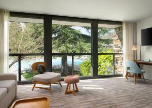 圣罗莎Flamingo Resort & Spa Santa Rosa Sonoma, Tapestry by Hilton的客厅设有大窗户,享有海景
